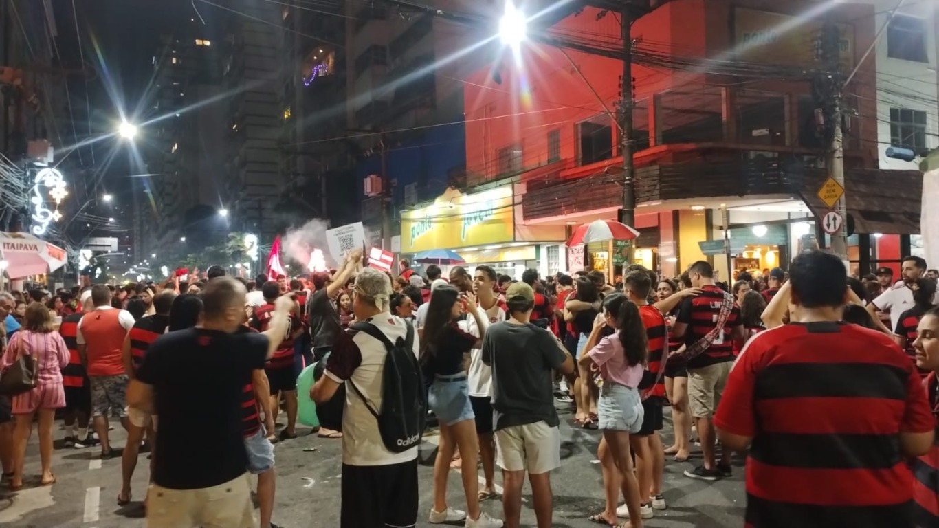 Torcedores fecharam a Rua Miguel de Frias em frente ao Chalé | Foto: Cidade de Niterói 