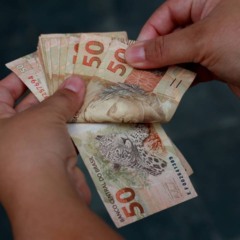 Gastar, guardar ou investir o 13º salário? Saiba a melhor estratégia