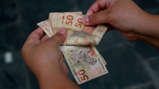 Gastar, guardar ou investir o 13º salário? Saiba a melhor estratégia