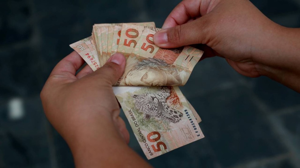 Gastar, guardar ou investir o 13º salário? Saiba a melhor estratégia