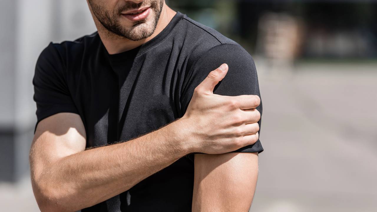 Técnica simples de automassagem para aliviar tensão nos ombros