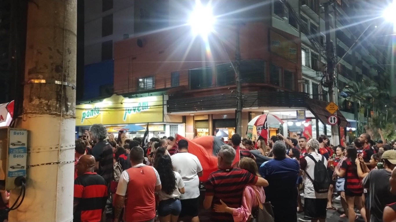 Torcedores fecharam a Rua Miguel de Frias em frente ao Chalé | Foto: Cidade de Niterói 