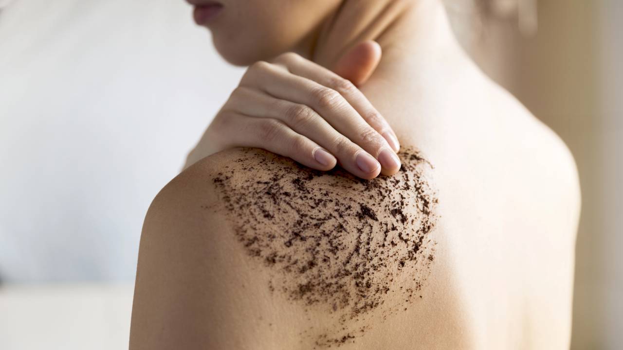 Essa mistura com café e óleo ajuda a renovar a pele e ativar a circulação