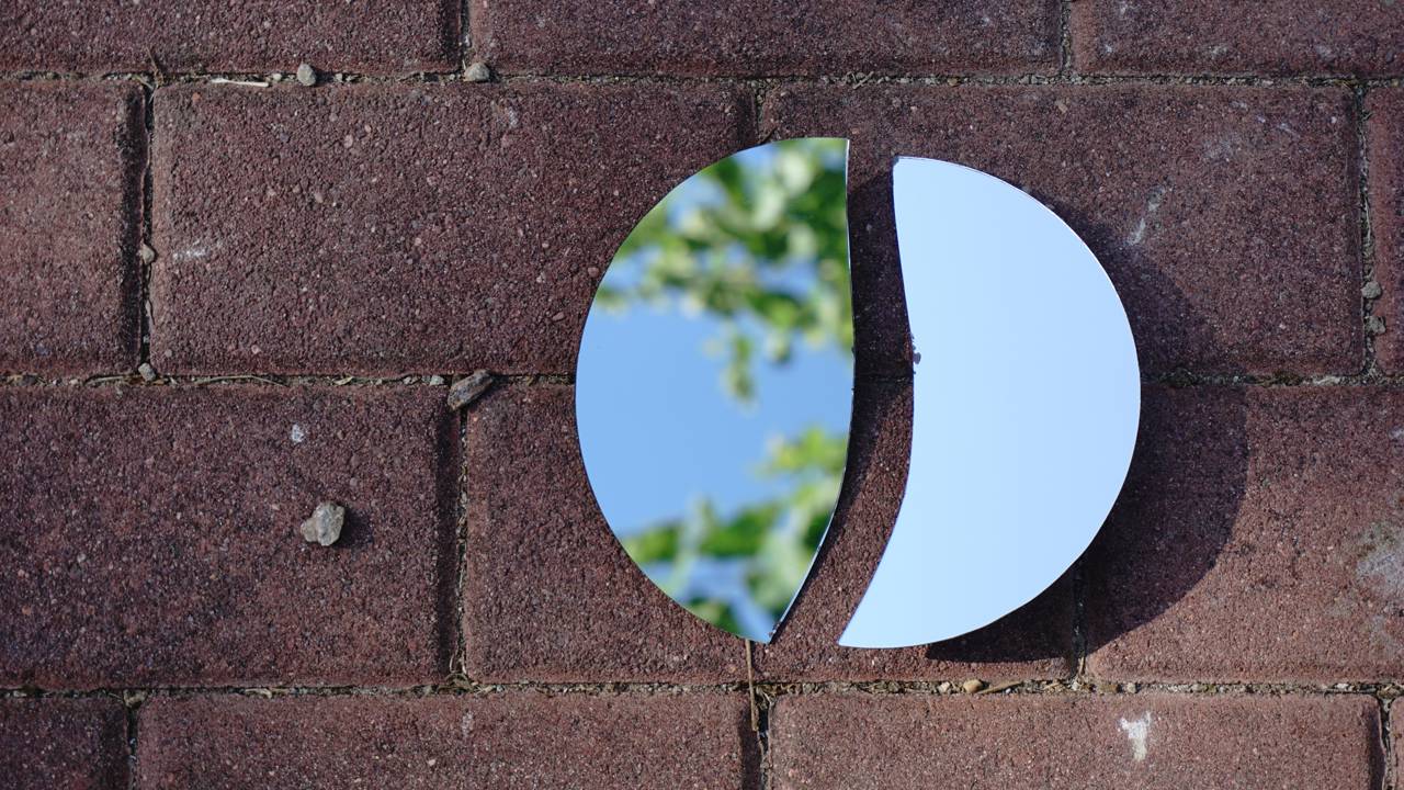 Quebrar um espelho realmente dá azar? Conheça a origem dessa história