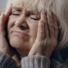 Mulher idosa tentando lembrar - Créditos: depositphotos.com / RostyslavOleksin