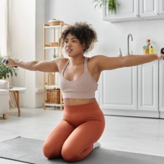 Profissional se alongando ou se exercitando por poucos minutos em ambiente interno.