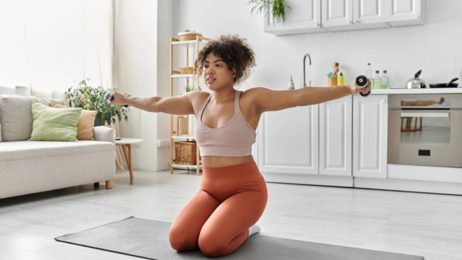 Profissional se alongando ou se exercitando por poucos minutos em ambiente interno.