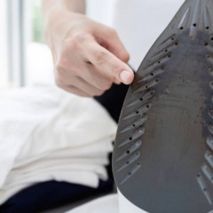 Além disso, guardar o ferro ainda com resíduos, selecionar a temperatura errada para cada tecido e não limpar - Créditos: depositphotos.com / Chai2523