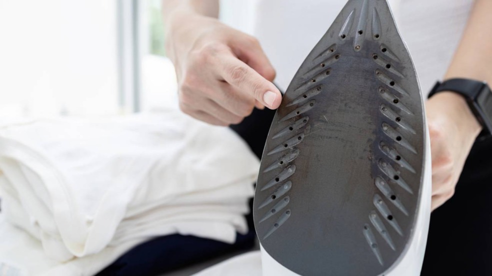 Além disso, guardar o ferro ainda com resíduos, selecionar a temperatura errada para cada tecido e não limpar - Créditos: depositphotos.com / Chai2523 Além disso, guardar o ferro ainda com resíduos, selecionar a temperatura errada para cada tecido e não limpar - Créditos: depositphotos.com / Chai2523