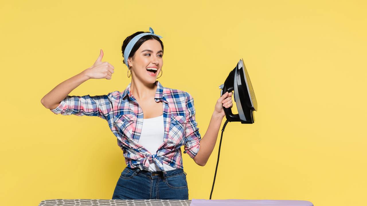 Como limpar ferro de passar e remover a crosta de sujeira facilmente