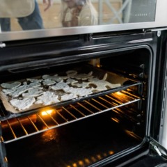 O perigo de incêndio é grave quando panelas ou formas são esquecidas dentro do forno e o aparelho é ligado - Créditos: depositphotos.com / Ischukigor