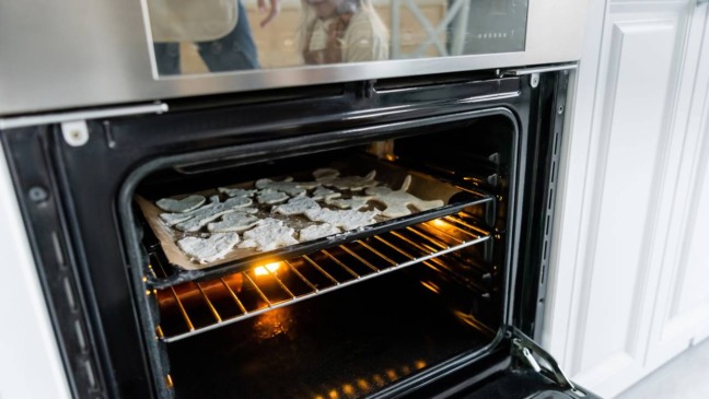 O perigo de incêndio é grave quando panelas ou formas são esquecidas dentro do forno e o aparelho é ligado - Créditos: depositphotos.com / Ischukigor
