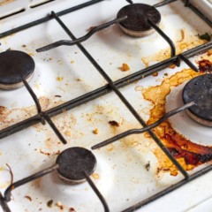 O truque simples com vinagre que acaba com manchas de gordura do fogão