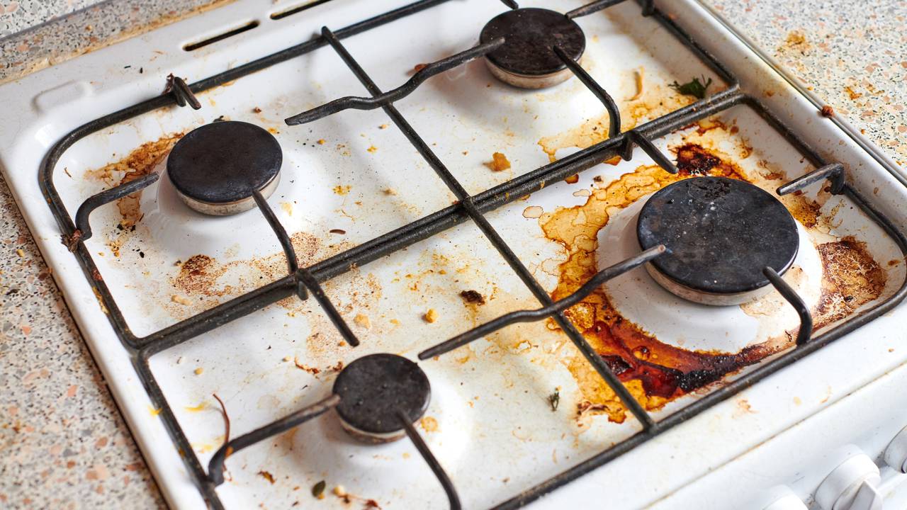 O truque simples com vinagre que acaba com manchas de gordura do fogão
