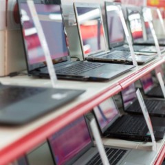 Notebooks (Laptops) em loja - Créditos: depositphotos.com / xxxPATRIK