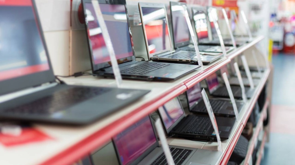 Notebooks (Laptops) em loja - Créditos: depositphotos.com / xxxPATRIK
