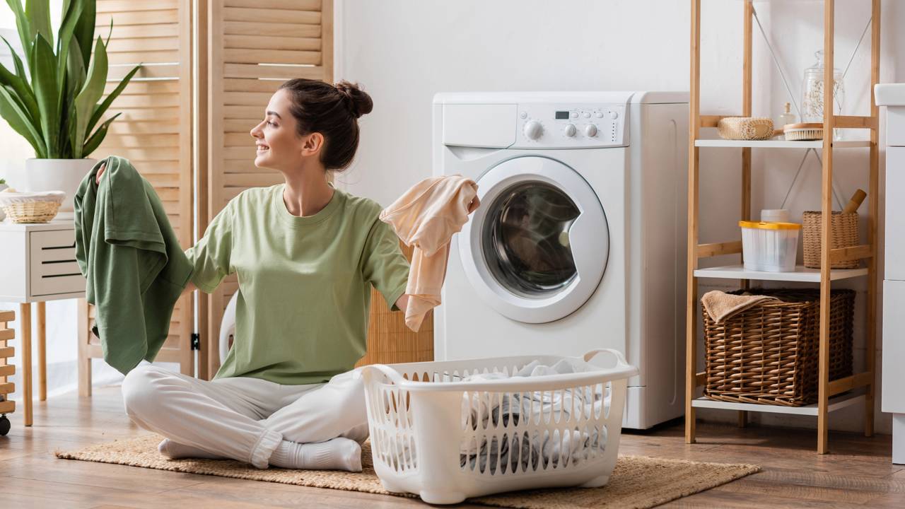 Essa mistura com bicarbonato elimina manchas antigas de roupas coloridas