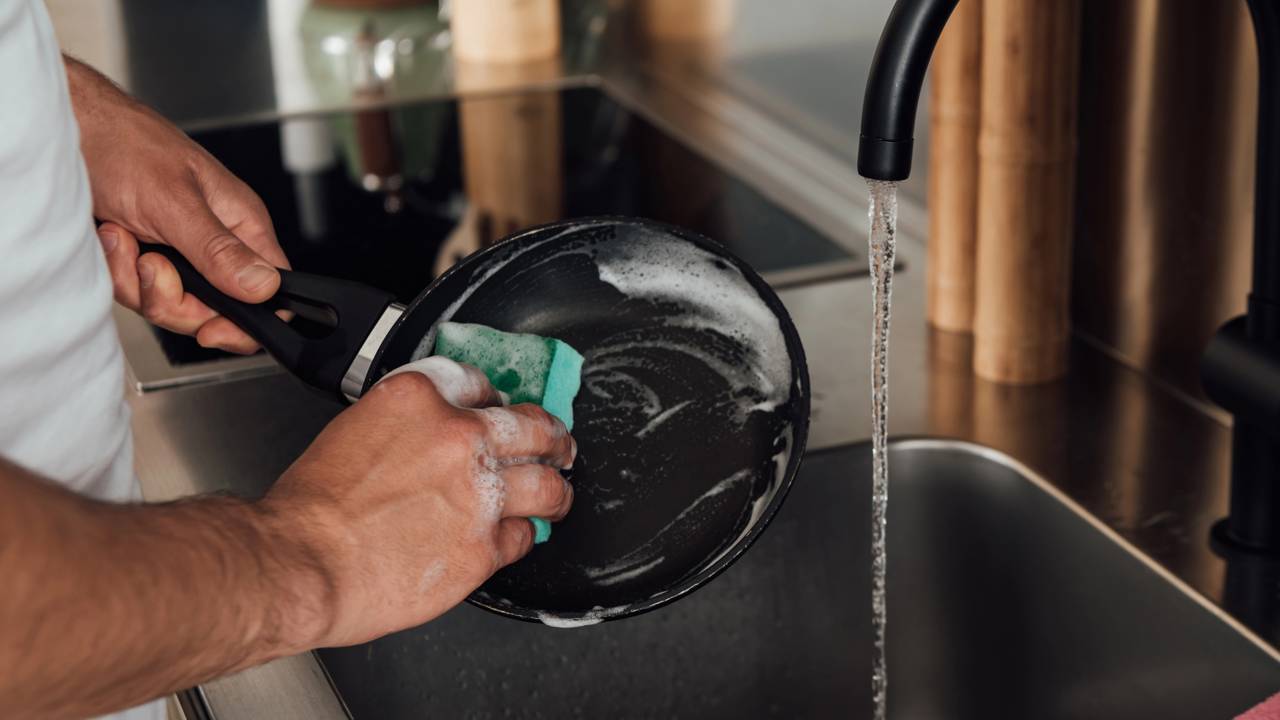 Mistura com limão e sal que deixa panelas de alumínio como novas