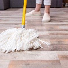 Dica prática que remove manchas do piso e devolve o brilho original rapidamente