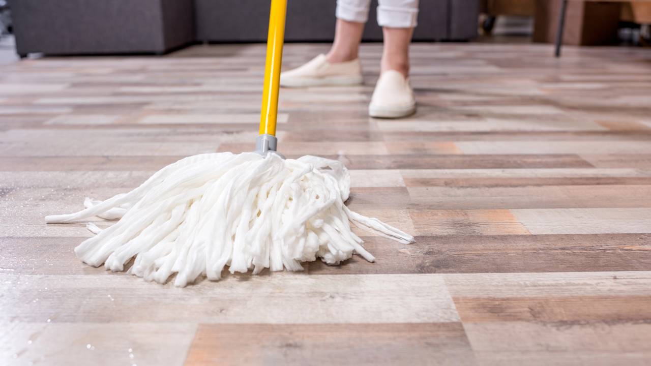 Dica prática que remove manchas do piso e devolve o brilho original rapidamente