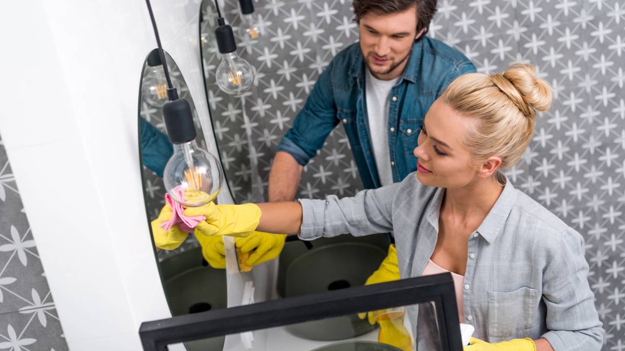 Como limpar vidros e espelhos sem deixar manchas com um truque caseiro