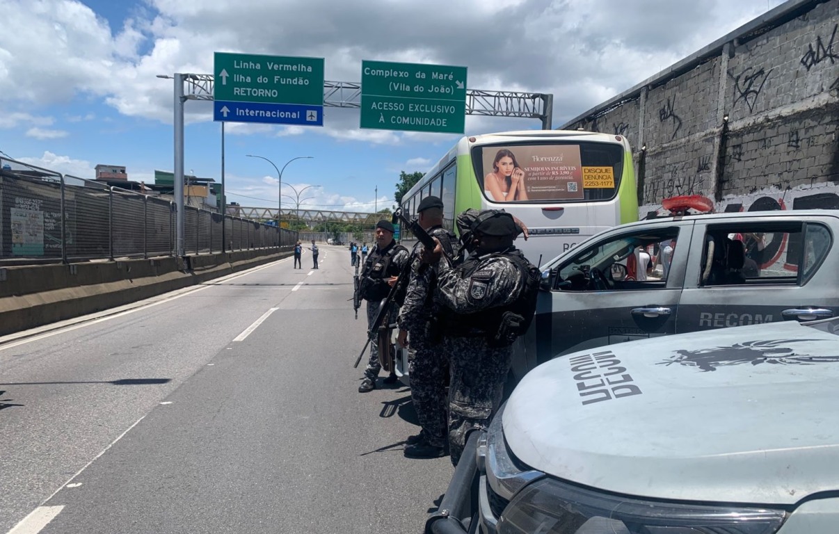 Pista da Linha Amarela, sentido Fundão, com o reforço de segurança sendo realizado por equipes do RECOM, em apoio ao BPVE, na altura da Vila do João. Por segurança, o fluxo de trânsito pode ser interrompido, em virtude de uma operação. Foto: PMERJ Pista da Linha Amarela, sentido Fundão, com o reforço de segurança sendo realizado por equipes do RECOM, em apoio ao BPVE, na altura da Vila do João. Por segurança, o fluxo de trânsito pode ser interrompido, em virtude de uma operação. Foto: PMERJ