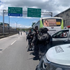 Pista da Linha Amarela, sentido Fundão, com o reforço de segurança sendo realizado por equipes do RECOM, em apoio ao BPVE, na altura da Vila do João. Por segurança, o fluxo de trânsito pode ser interrompido, em virtude de uma operação. Foto: PMERJ