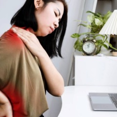 A má postura pode desencadear problemas como dores crônicas e alterações nas curvaturas da coluna vertebral - Créditos: depositphotos.com / doucefleur