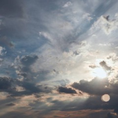 A tonalidade escura de uma nuvem ocorre devido à sua grande espessura e à concentração de gotas de água e partículas suspensas - Créditos: depositphotos.com / AntonMatyukha