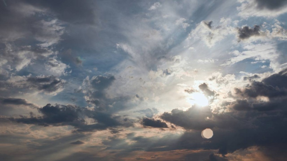 A tonalidade escura de uma nuvem ocorre devido à sua grande espessura e à concentração de gotas de água e partículas suspensas - Créditos: depositphotos.com / AntonMatyukha