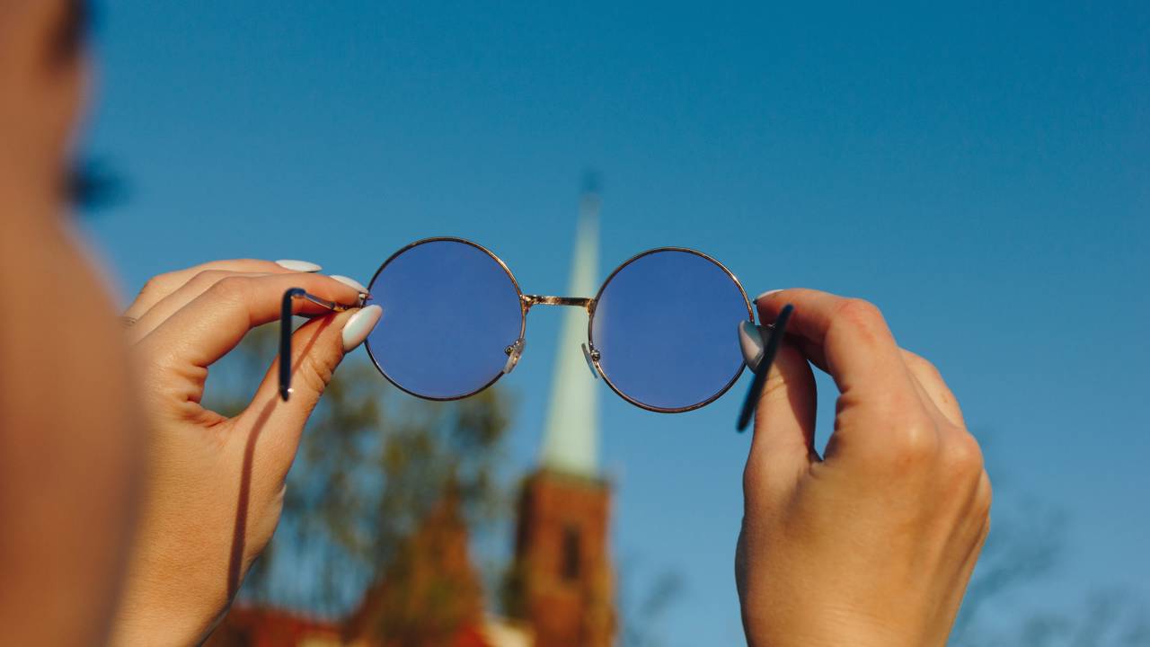 Saiba escolher os óculos de sol ideais e transforme suas produções