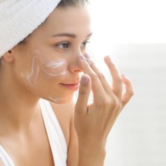 Manter rotinas suaves e específicas faz grande diferença ao proteger a pele sensível de fatores externos e internos - Créditos: depositphotos.com / racool_studio