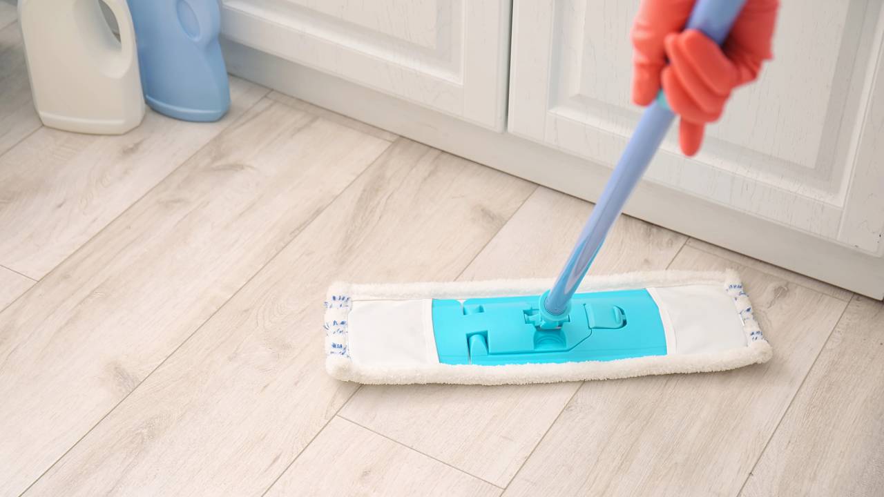 Essa mistura com vinagre e álcool mantém o piso limpo por mais tempo