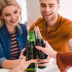 Pessoas bebendo refrigerante - Créditos: depositphotos.com / AllaSerebrina