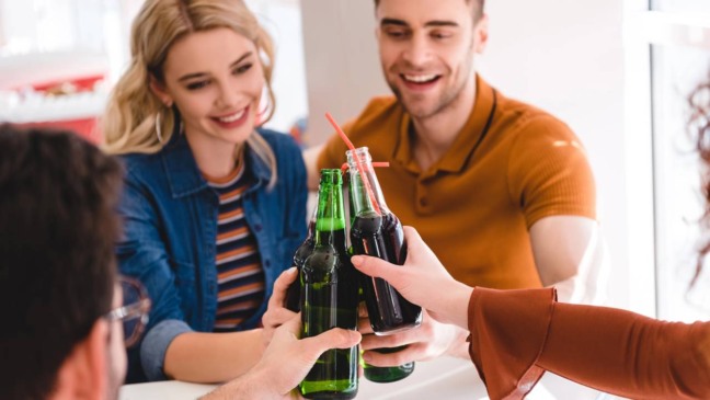 Pessoas bebendo refrigerante - Créditos: depositphotos.com / AllaSerebrina