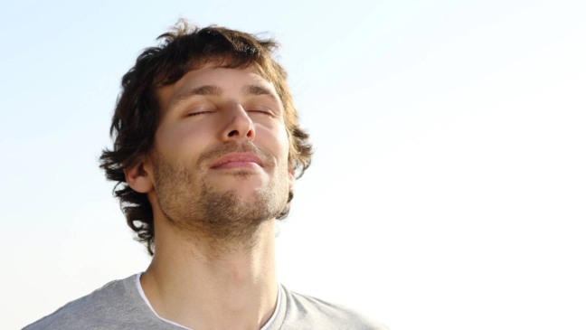 Pequenos gestos de autocuidado ajudam a reduzir a tensão mesmo em dias corridos.