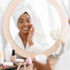 Alguns passos são indispensáveis e valem para qualquer tipo de pele - Créditos: depositphotos.com / Milkos