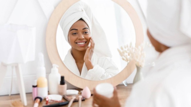 Alguns passos são indispensáveis e valem para qualquer tipo de pele - Créditos: depositphotos.com / Milkos