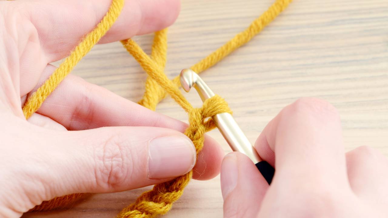 Moda praia repaginada com peças de crochê que você vai amar