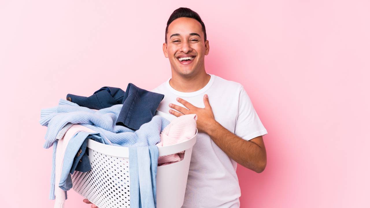 Esse truque com vinagre clareia roupas brancas sem usar cloro