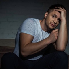 Noite em claro, corpo cansado e a mente que insiste em não desligar. - Créditos: depositphotos.com / IgorVetushko