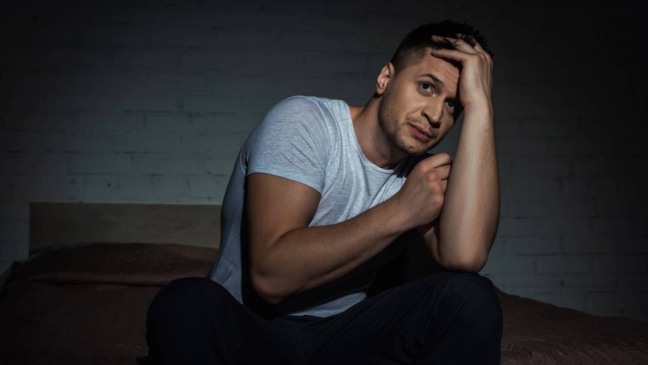 Noite em claro, corpo cansado e a mente que insiste em não desligar. - Créditos: depositphotos.com / IgorVetushko