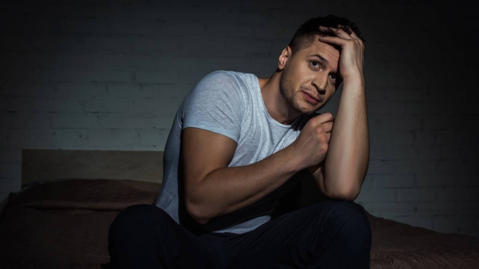 Noite em claro, corpo cansado e a mente que insiste em não desligar. - Créditos: depositphotos.com / IgorVetushko Noite em claro, corpo cansado e a mente que insiste em não desligar. - Créditos: depositphotos.com / IgorVetushko