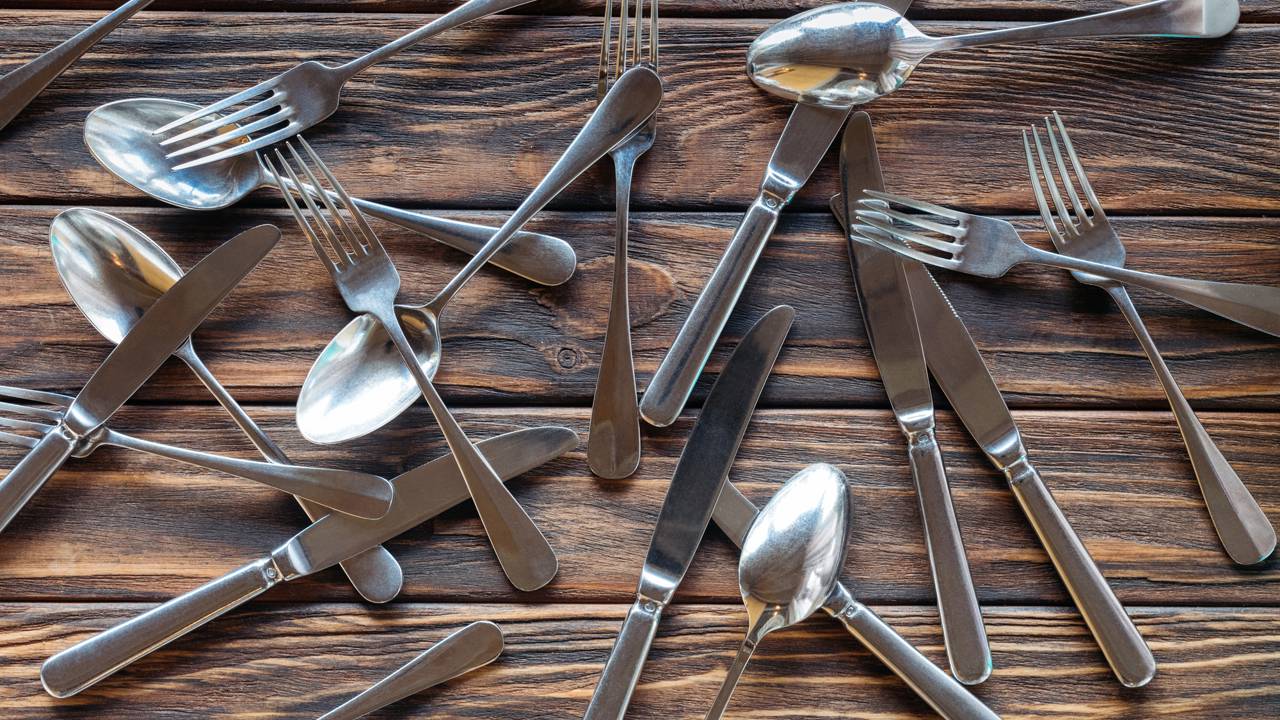 Esse truque com papel alumínio devolve o brilho dos talheres e panelas