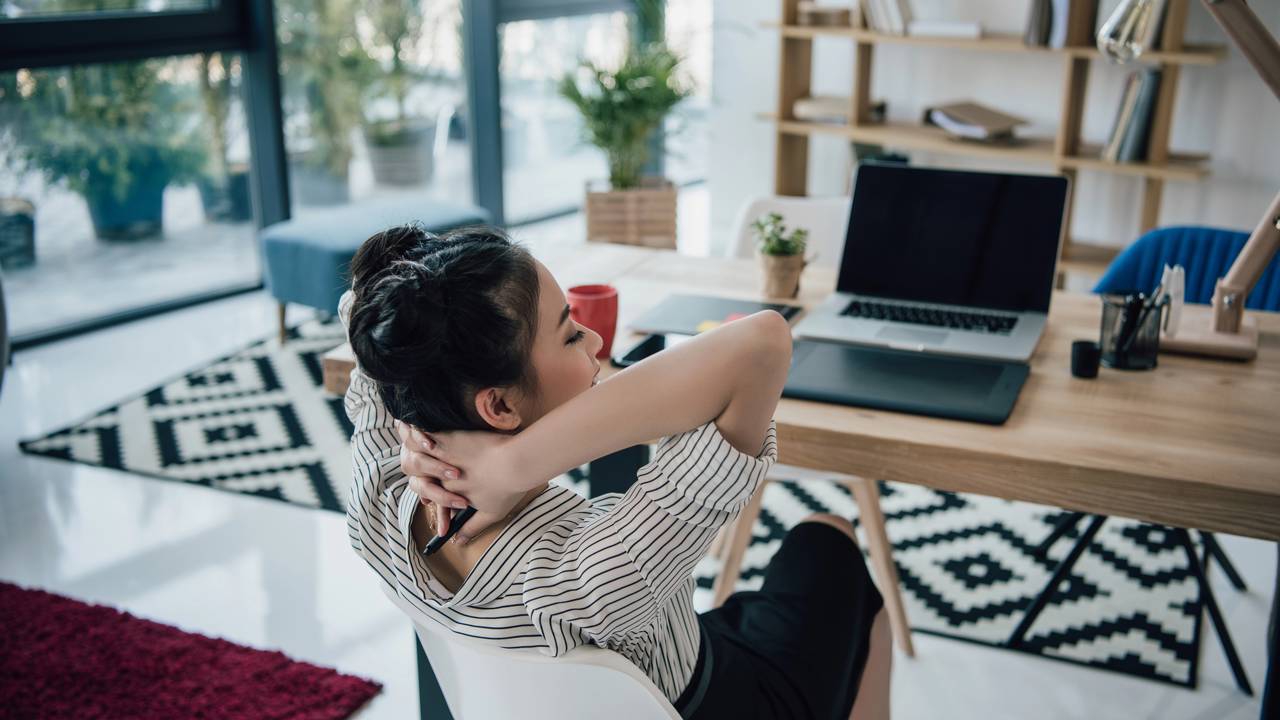 Os 5 melhores exercícios para quem trabalha sentado o dia todo