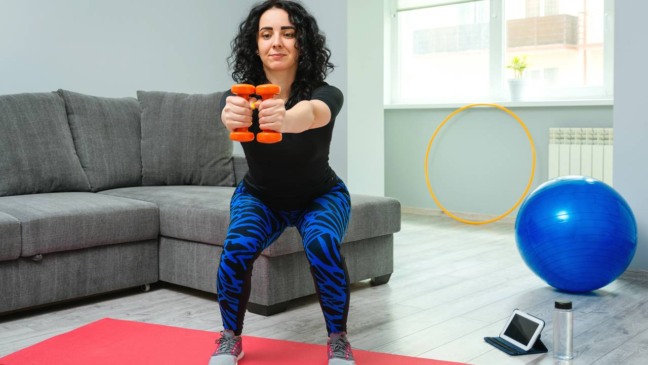 Para garantir um treino equilibrado sem a necessidade de equipamentos, é importante incluir movimentos que ativem diferentes regiões do corpo - Créditos: depositphotos.com / Volurol