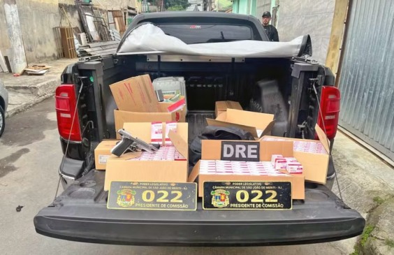 Carro do Vereador Aquino tinha caixas de remédios e uma arma | Foto: Reprodução