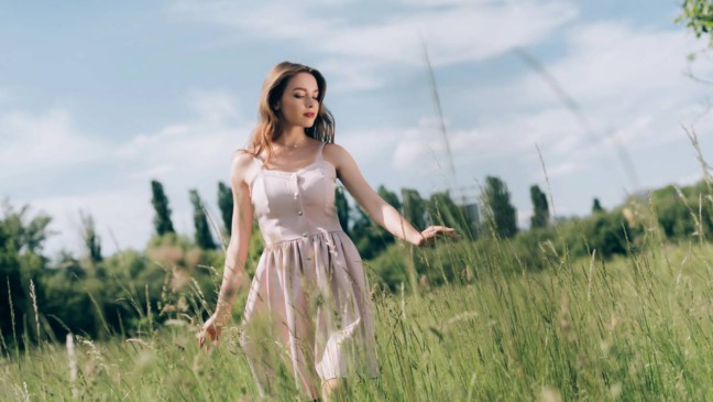 Versatilidade no vestir permitindo transitar do passeio casual a compromissos urbanos informais. - Créditos: depositphotos.com / VitalikRadko