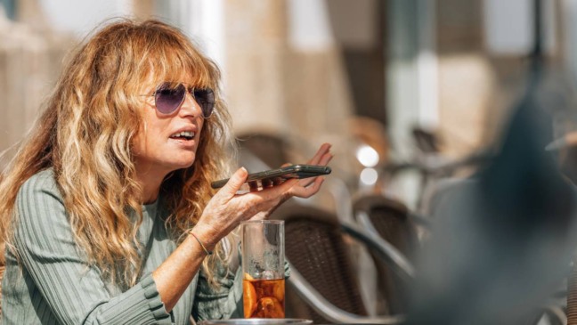 Mulher falando ao telefone celular - Créditos: depositphotos.com / carballo