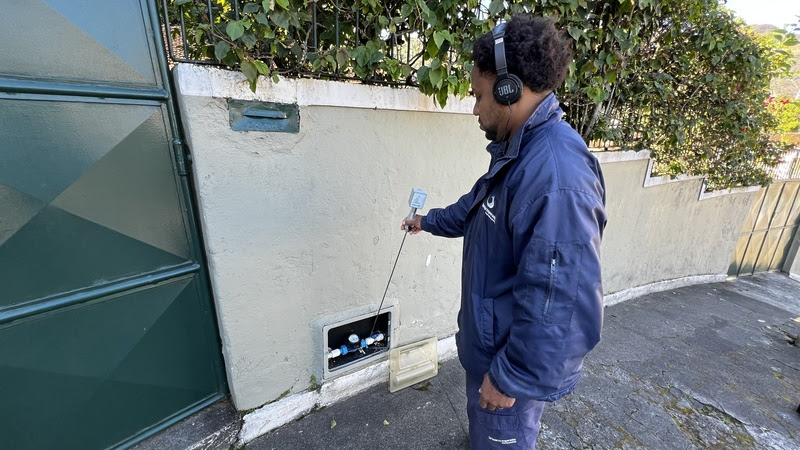 Técnico faz verificação de equipamento em Petrópolis